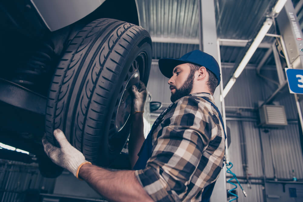 operate the hunter revolution tire changer